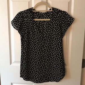 ❤️ Black and white vneck top